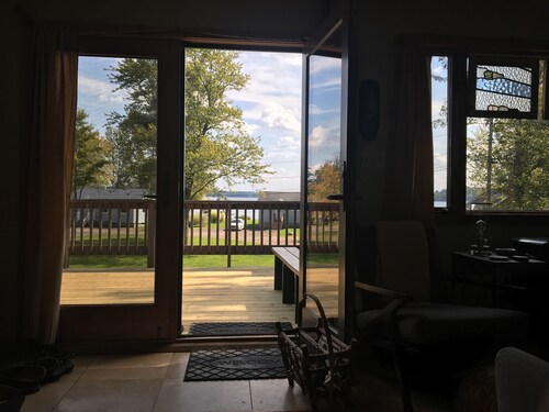 Relaxing Elevated Lake House Retreat