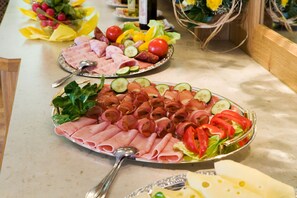 A buffet table with various food items including meats, cheeses, and vegetables. - Hotel Zita (Trins)