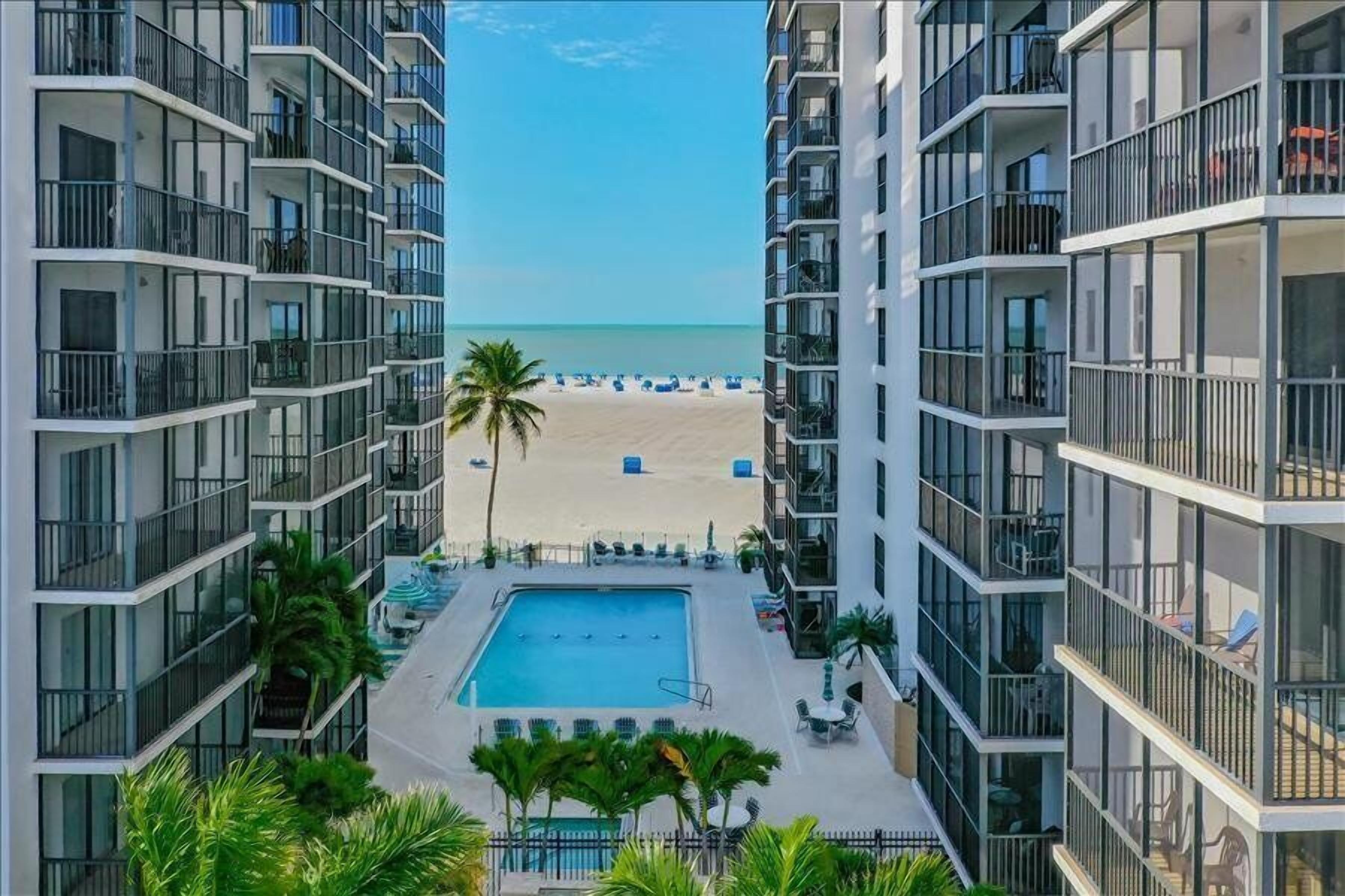 在海滩、沙滩椅、沙滩毛巾