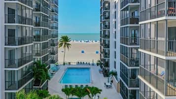 Plage, chaises longues, serviettes de plage