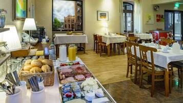 Tägliches Frühstücksbuffet gegen Gebühr