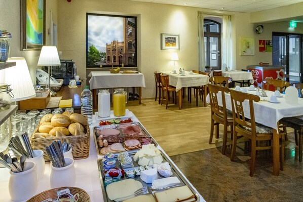 Petit déjeuner buffet (8.5 EUR par personne)