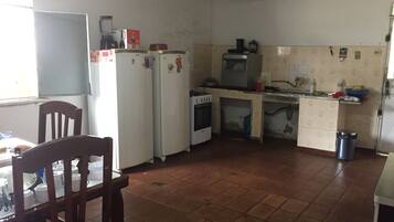 Een koelkast, een oven, een kookplaat, een vaatwasser