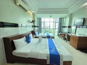 Desk, laptop workspace, soundproofing, free WiFi - Truong Son Hotel (Ho Chi Minh City)