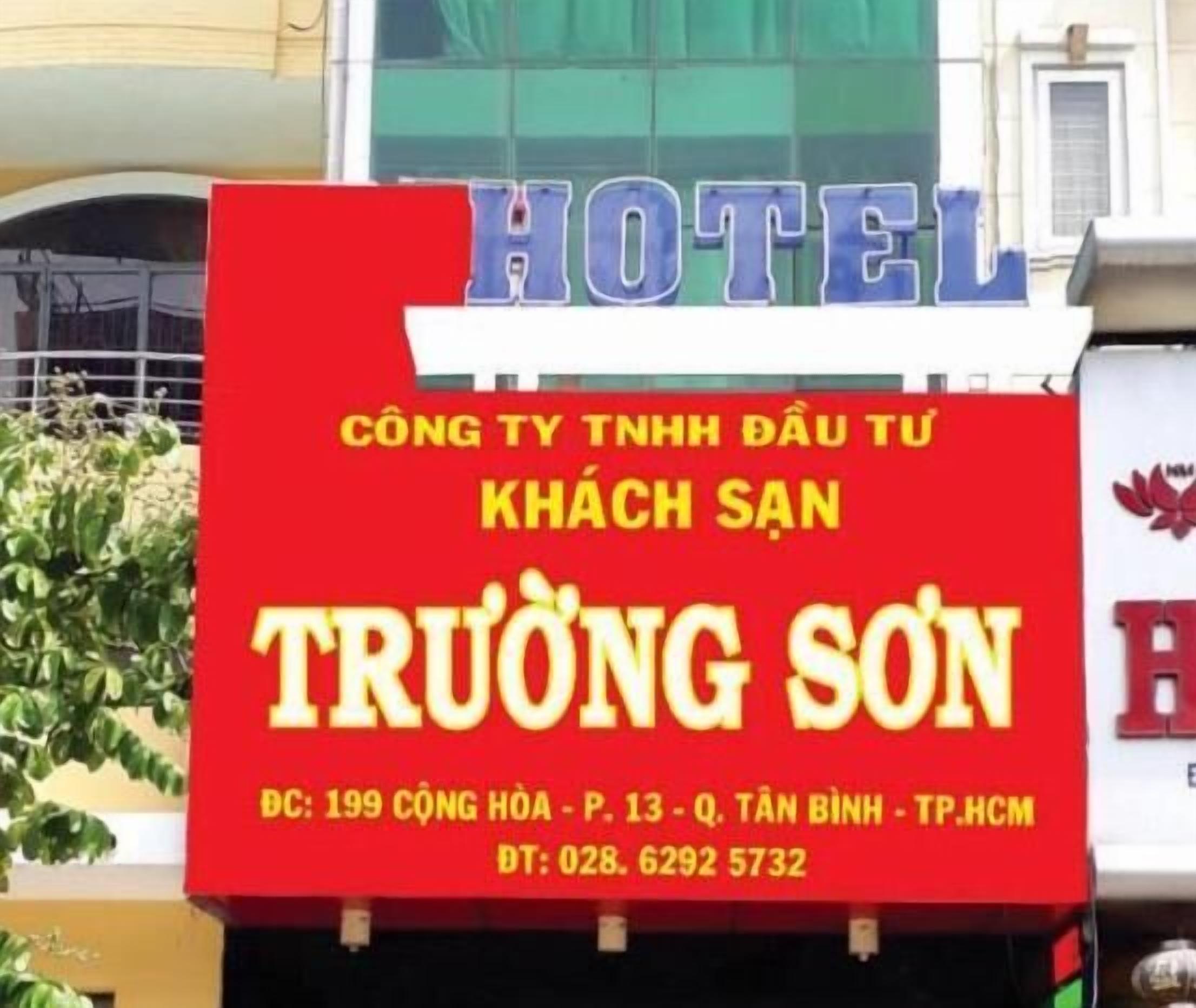 Une enseigne d’hôtel portant le nom « TRUONG SON » et les coordonnées.
