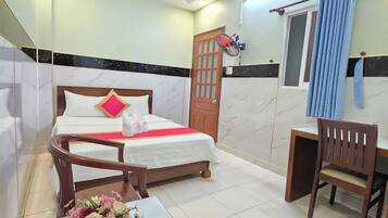 Een bureau, een laptopwerkplek, geluiddichte muren, gratis wifi