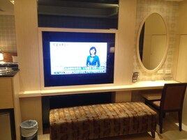 Una scrivania, tende oscuranti, Wi-Fi gratuito, lenzuola