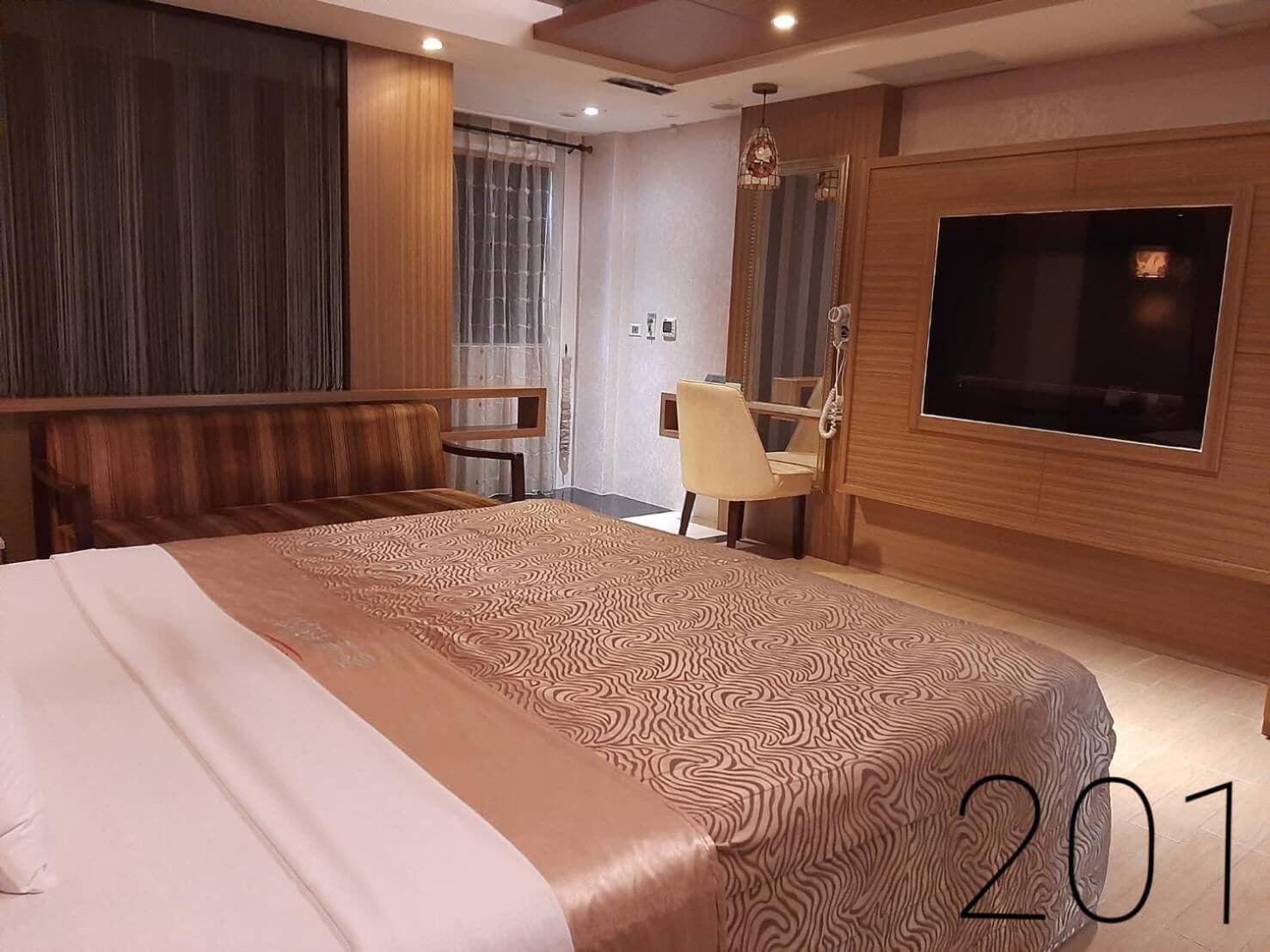 Desk, blackout drapes, free WiFi, bed sheets