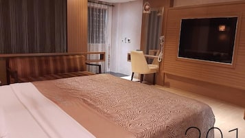 Desk, blackout drapes, free WiFi, bed sheets