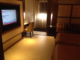 Desk, blackout drapes, free WiFi, bed sheets