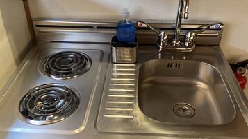 Jääkaappi, mikroaaltouuni, liesi, kahvin-/teenkeitin