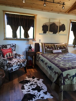 1 bedroom, travel cot, free WiFi, bed sheets - Cowboy Camp Cabin! At The Elk Barn Guest Ranch (Heron)
