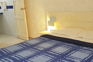1 bedroom, desk, WiFi