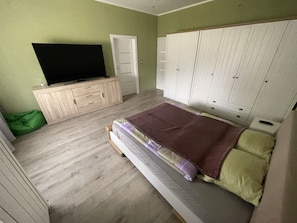 3 bedrooms, soundproofing, iron/ironing board, WiFi