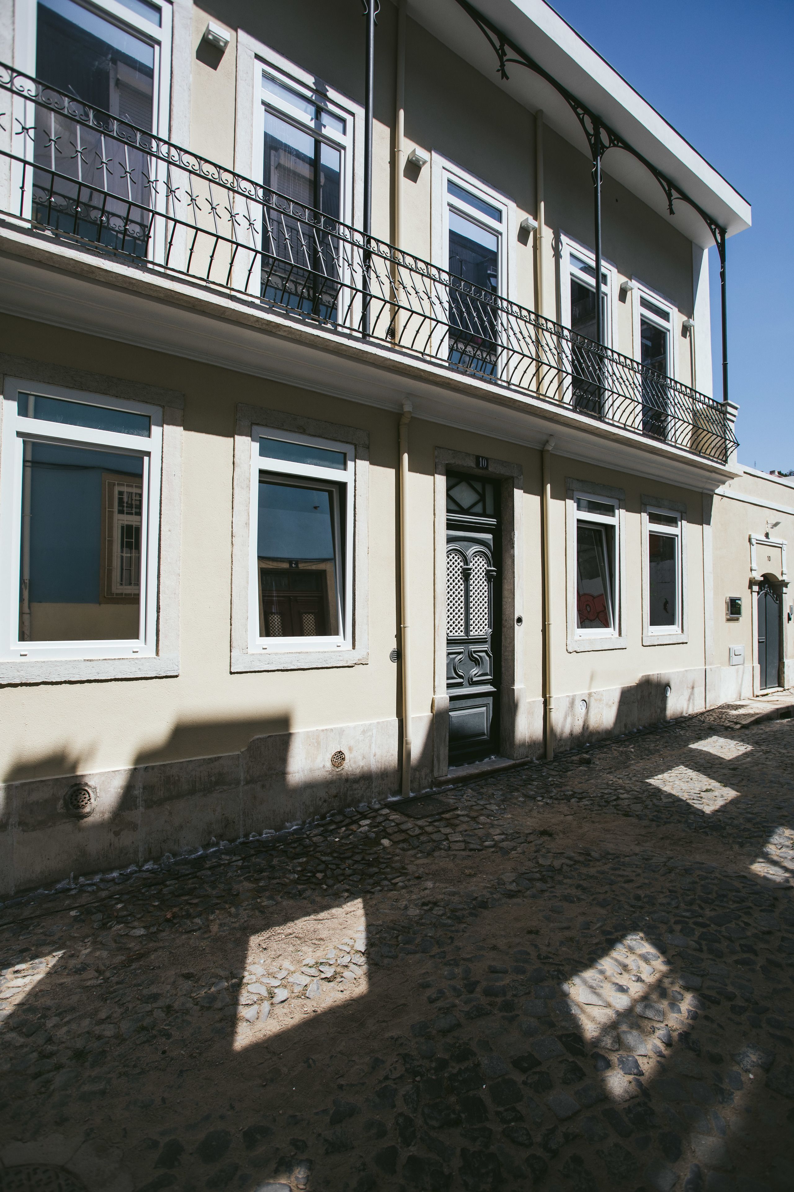 Ein Gebäude mit mehreren Fenstern und einem Balkon.