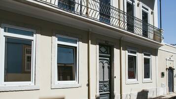 Ein Gebäude mit mehreren Fenstern und einem Balkon.