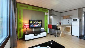 Zimmer, 1 Schlafzimmer | Wohnbereich | Flachbildfernseher