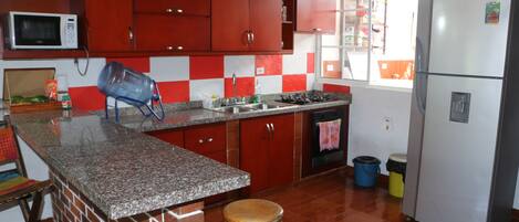 Fridge, microwave, cookware/dishes/utensils, ice maker