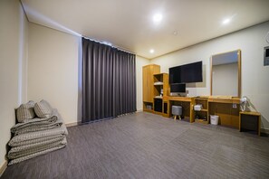 客房 | 高档床上用品、羽绒被、办公桌、遮光窗帘