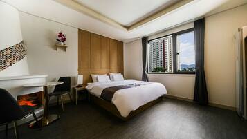 Superior Room (King Bed) | Premium bedding, down duvets, desk, blackout curtains