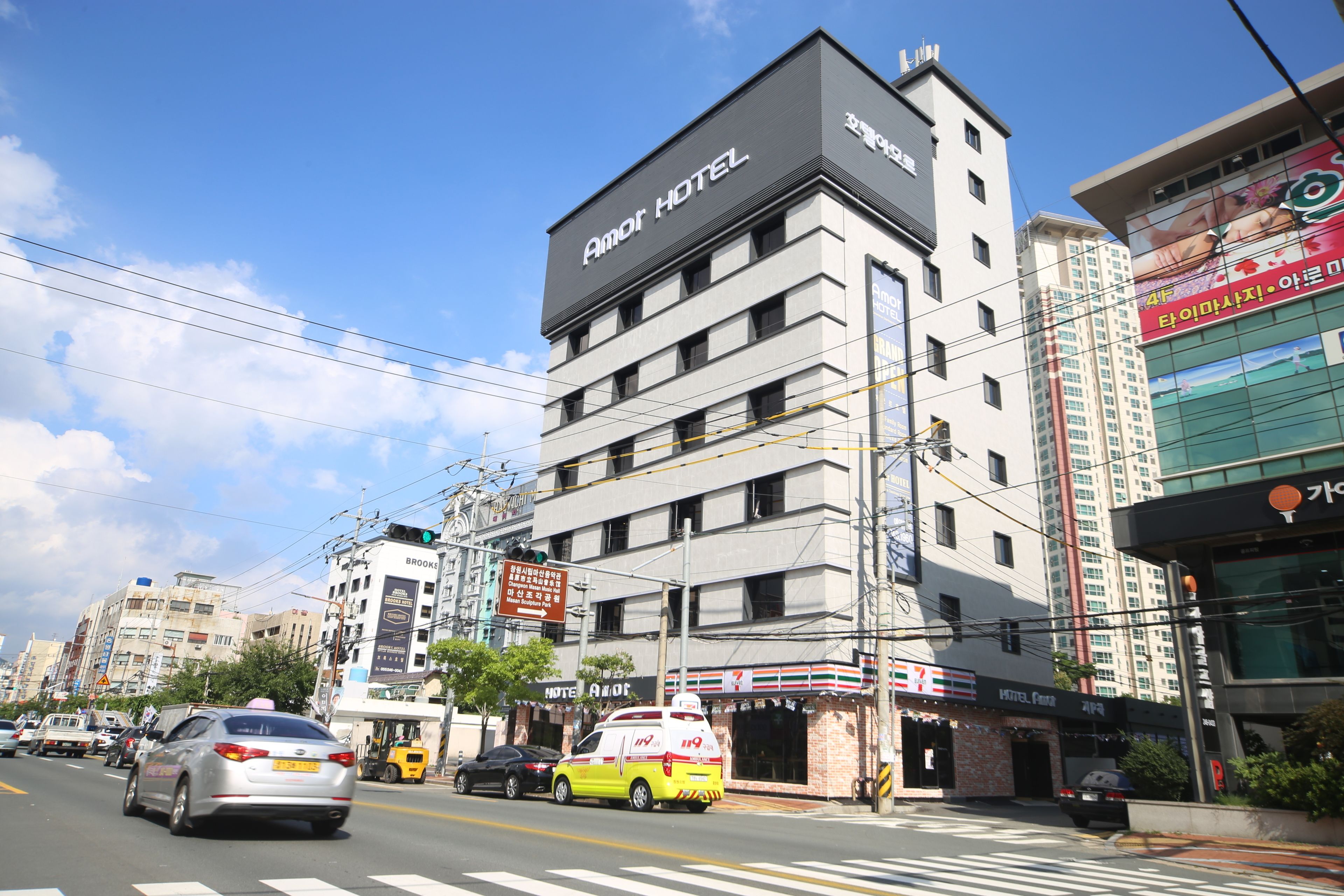 Un hotel de varios pisos con un letrero llamativo en la fachada.