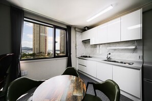 Habitación | Ropa de cama de alta calidad, edredones de plumas, escritorio