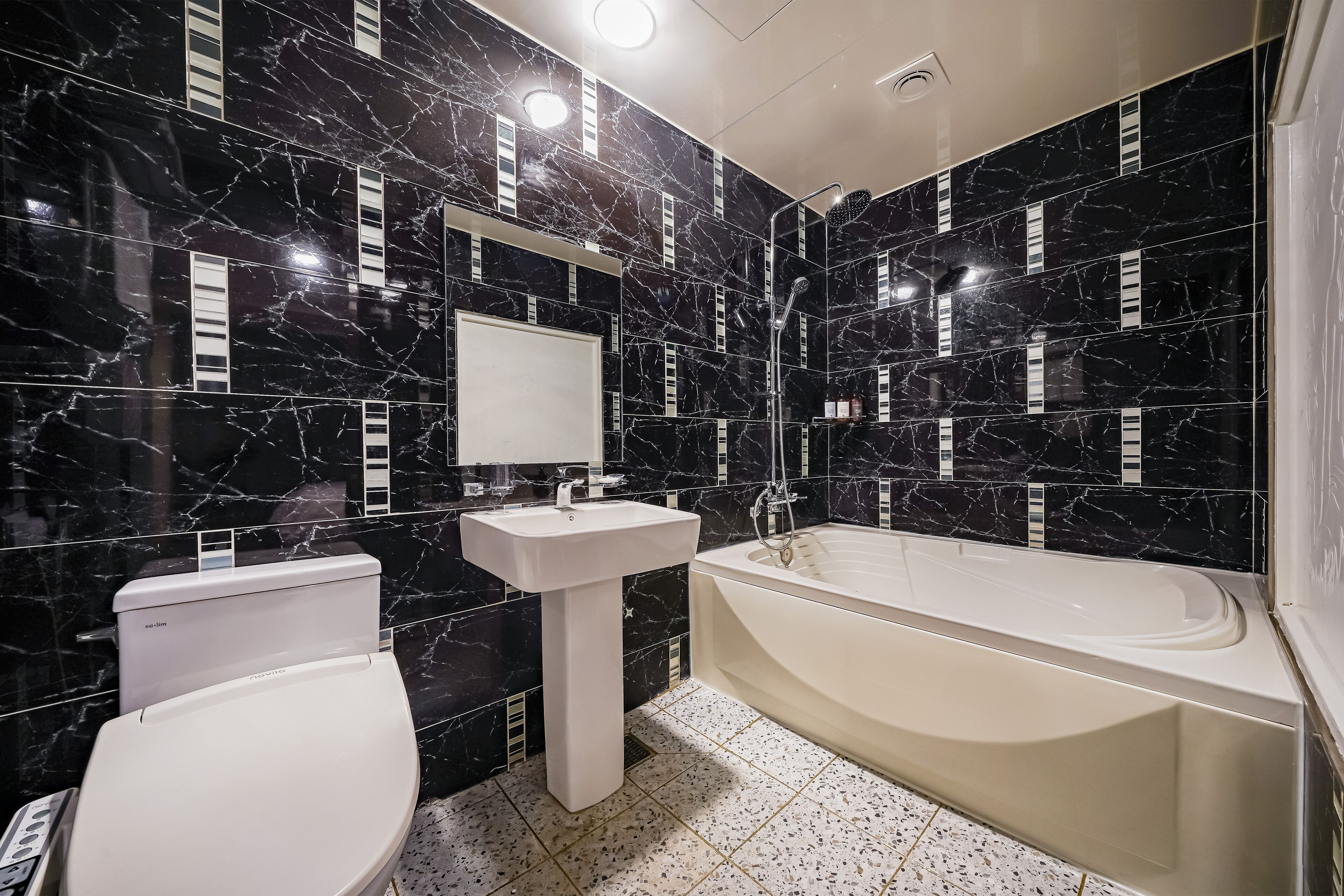 Combined shower/tub, free toiletries, hair dryer, slippers