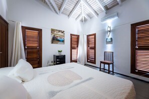 6 makuuhuonetta, tallelokero huoneessa, työpöytä, silitysrauta/-lauta