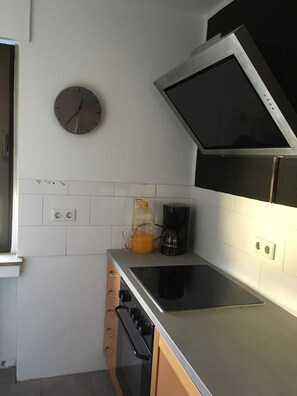 Mikrovågsugn, kaffe- och tebryggare, barnstol och grytor/köksredskap