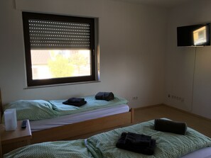 3 makuuhuonetta, silitysrauta/-lauta, ilmainen Wi-Fi, vuodevaatteet