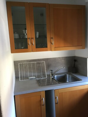 Mikrowelle, Wasserkocher mit Kaffee-/Teezubehör, Hochstuhl