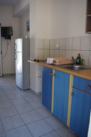A kitchen with a refrigerator, a sink, and a countertop. - Villa Miranda (Zakynthos)