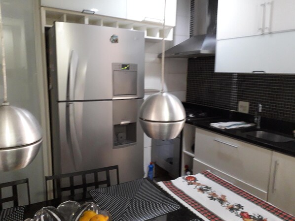 Geladeira, micro-ondas, fogão, cooktop