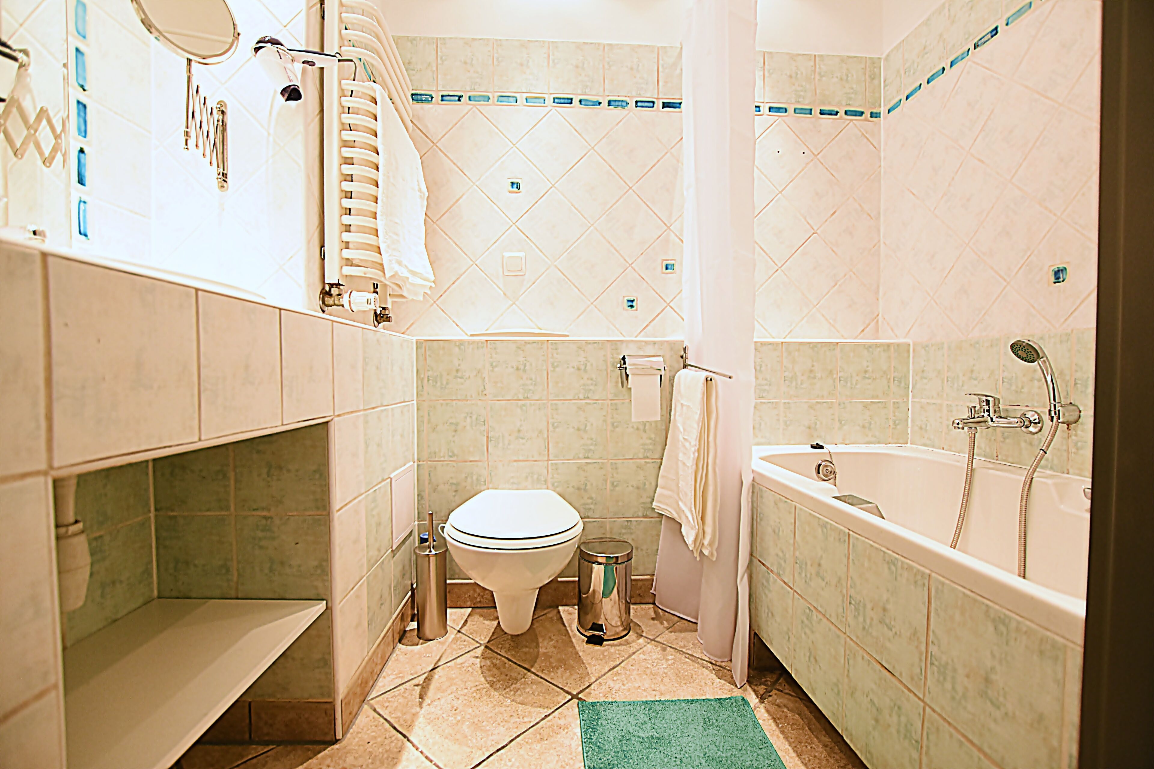 Un baño pequeño con inodoro, lavabo y bañera.