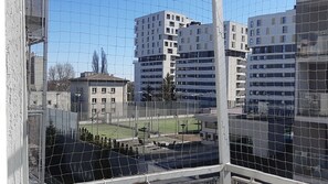 Phòng đôi, 1 giường đôi, phòng tắm dùng chung (Balcony, '1') | Bộ đồ giường kháng dị ứng, bàn, màn/rèm cản sáng, nôi/cũi di động 