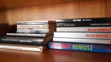 Une pile de livres sur une étagère en bois.