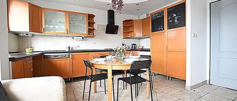 Full-sized fridge, microwave, oven, stovetop