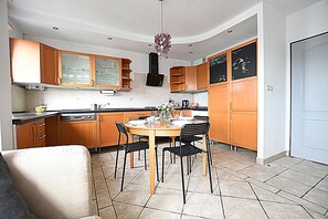 Täysikokoinen jääkaappi, mikroaaltouuni, uuni, liesi