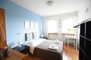 Doppelzimmer, 1 Doppelbett, Gemeinschaftsbad ('2') | Allergikerbettwaren, Schreibtisch, Verdunkelungsvorhänge