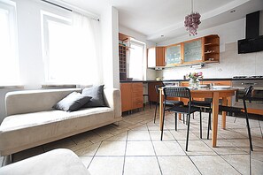 Täysikokoinen jääkaappi, mikroaaltouuni, uuni, liesi