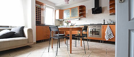 Geladeira grande, micro-ondas, fogão, cooktop