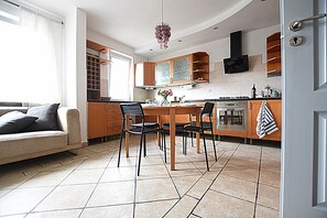 Frigorifero con congelatore, microonde, forno, piano cottura