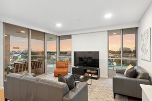 Smart TV - Penthouse with Skyline Vistas & Amazing Night Views (East Perth)