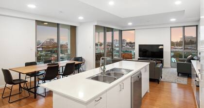 Penthouse with Skyline Vistas & Amazing Night Views
