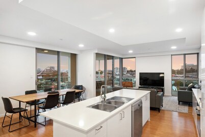 Penthouse with Skyline Vistas & Amazing Night Views