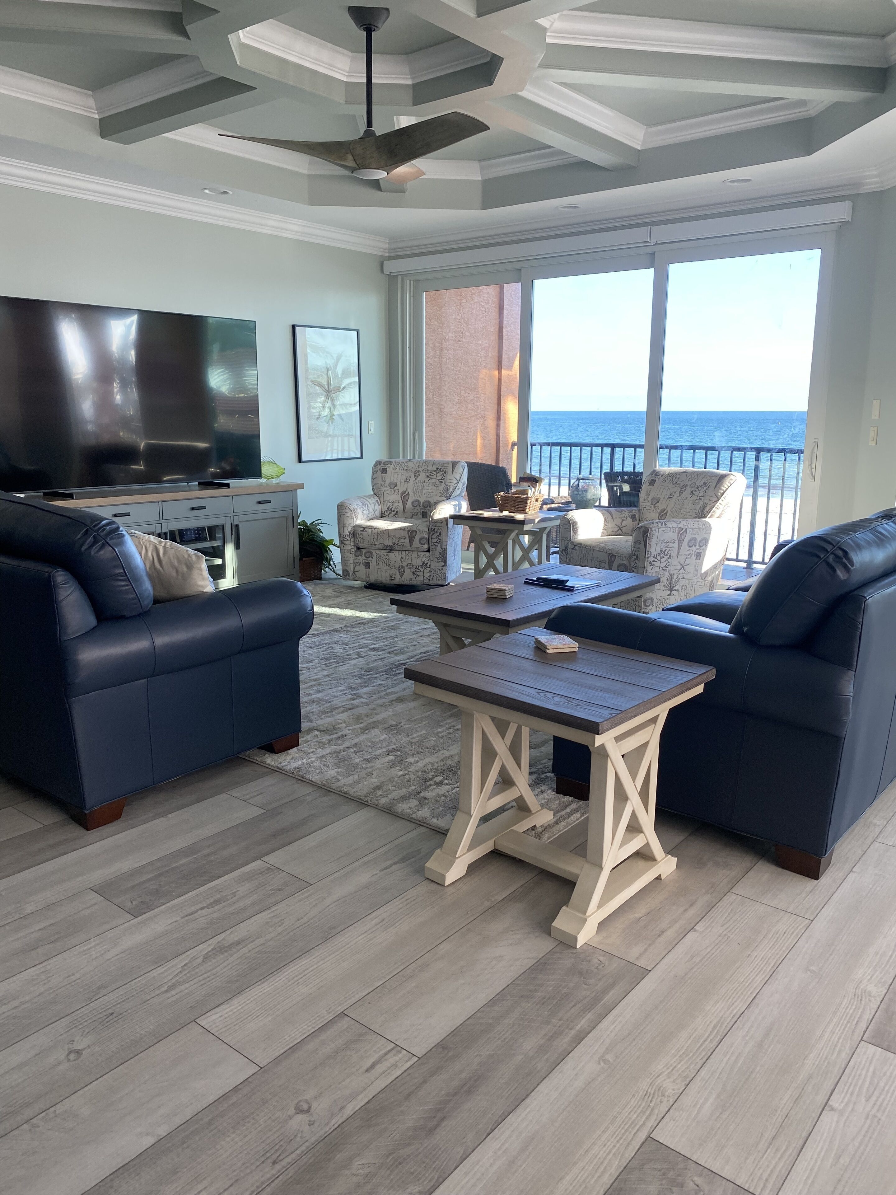 Smart-TV, DVD-spiller, bordtennis og stereoanlegg