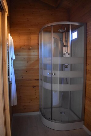 Bruser, brusehoved med hydromassage, håndklæder