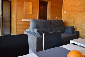 Basic Cottage | Living area | 32-inch flat-screen TV with digital channels, TV