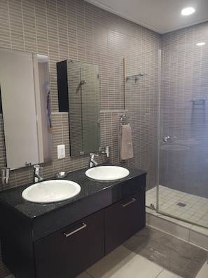 Baignoire et douche séparées, serviettes fournies, savon