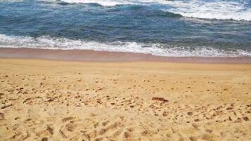 En la playa y playa de arena blanca